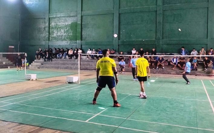 Players during the 8th Inter-Departmental Tournament of Peren district at Indoor Badminton Stadium, Jalukie Town on November 24. (DIPR Photo)